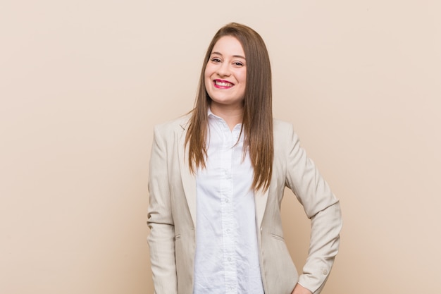 Jonge vrouw gelukkig, glimlachen en vrolijk.