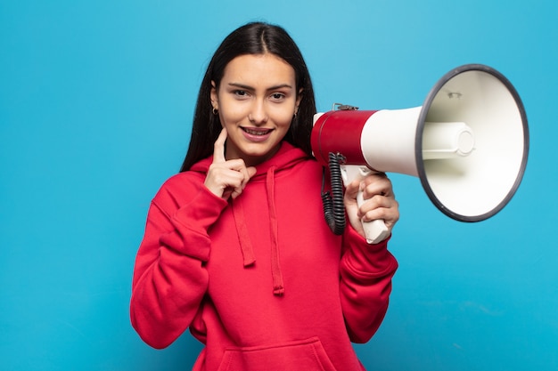 Jonge vrouw gelukkig lachend en dagdromen