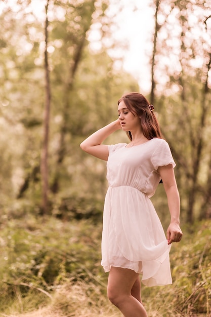 Jonge vrouw geniet van de natuur in de herfstseizoen levensstijl vrouwelijk portret elegantie retro mode