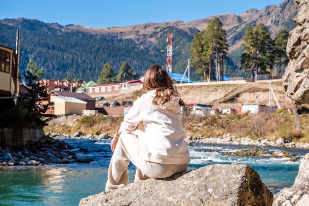 Jonge vrouw geniet van de schoonheid van de natuur van een bergrivier Avontuurlijke reis door Europa