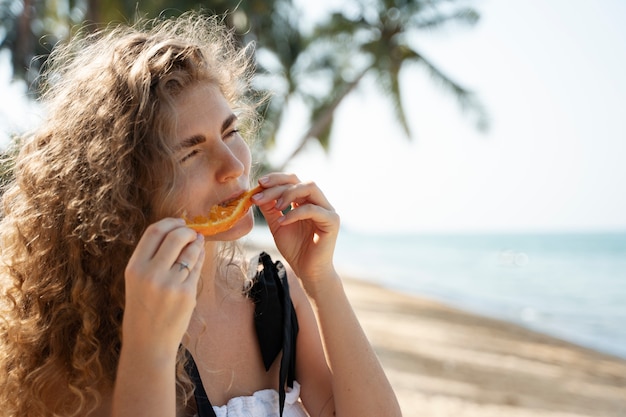 Foto jonge vrouw geniet van de zomer