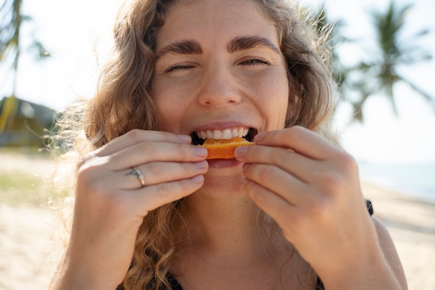 Foto jonge vrouw geniet van de zomer