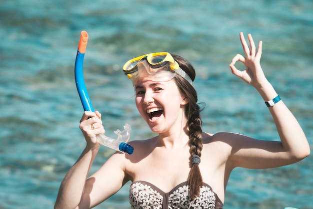 Jonge vrouw geniet van duiken aan de Rode Zee