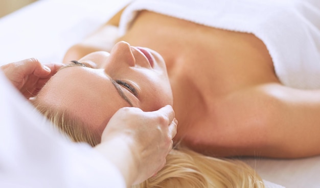 Jonge vrouw geniet van een massage in een spa salon