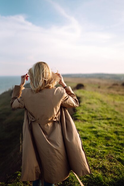 Foto jonge vrouw geniet van een zonnige lentedag mensen levensstijl reizen natuur en vakanties concept