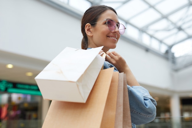 Jonge vrouw genieten van winkelen