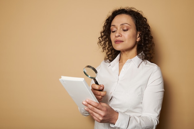 Jonge vrouw gericht tegen een beige achtergrond