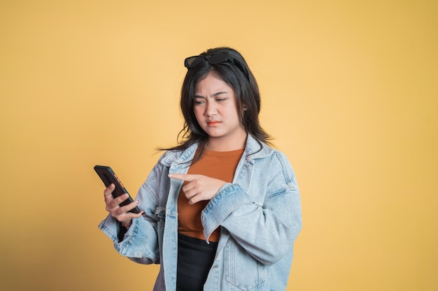 Jonge vrouw geschokt tijdens het gebruik van mobiele telefoon