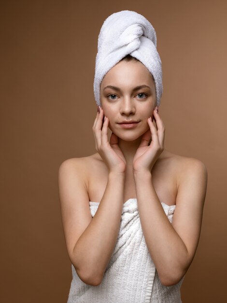 Foto jonge vrouw gewikkeld in een handdoek