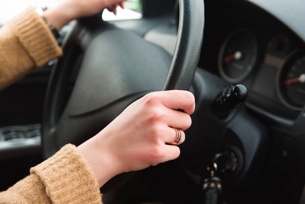 Jonge vrouw haar auto rijden, dame rijden de auto terloops.