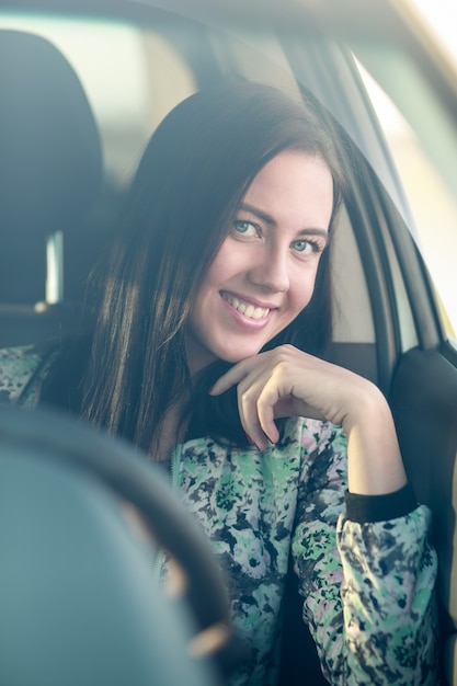 Jonge vrouw haar auto rijden