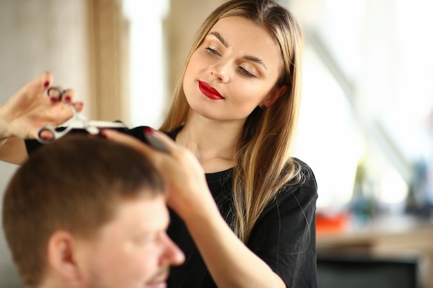 Jonge Vrouw Haarstylist Mannelijke Client Haar Snijden