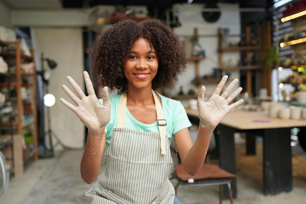 Jonge vrouw hand pottenbakker klei vaas maken in aardewerk workshop Bedrijfseigenaar