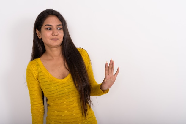 Jonge vrouw hand stopbord tonen aan de zijkant