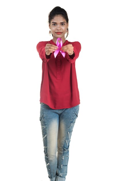 jonge vrouw handen met roze borstkanker bewustzijn lint