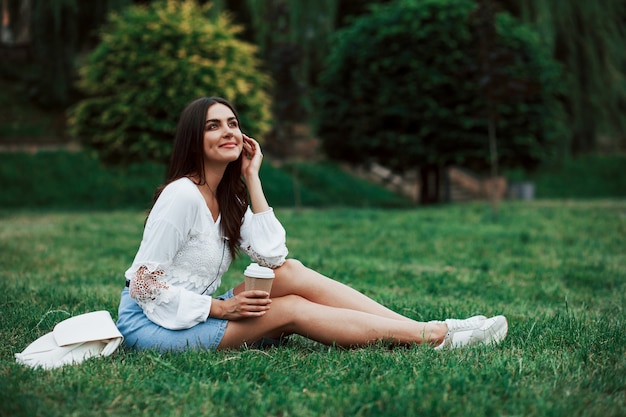 Jonge vrouw hebben weekend en zit overdag in het park