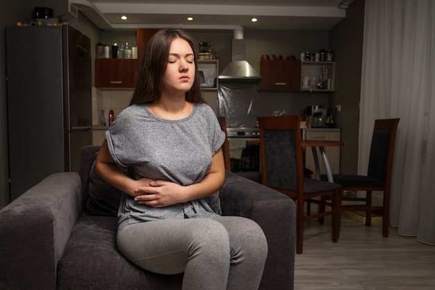 Jonge vrouw heeft buikpijn, galblaasaandoening