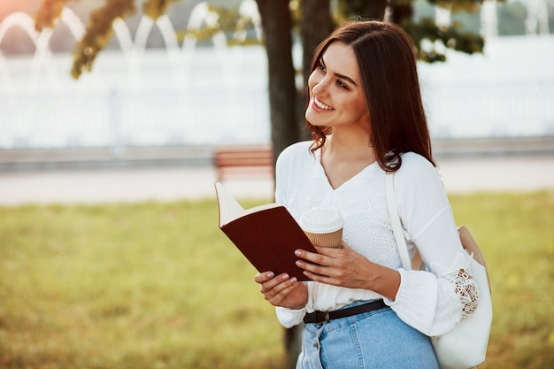 Jonge vrouw heeft een goede tijd in het park tijdens haar weekend