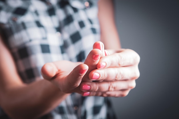 Jonge vrouw heeft een zere vinger