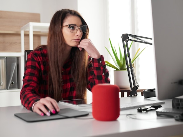 Jonge vrouw heeft hoofdpijn op kantoor