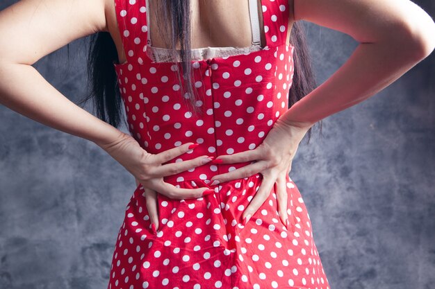 Foto jonge vrouw heeft nierpijn