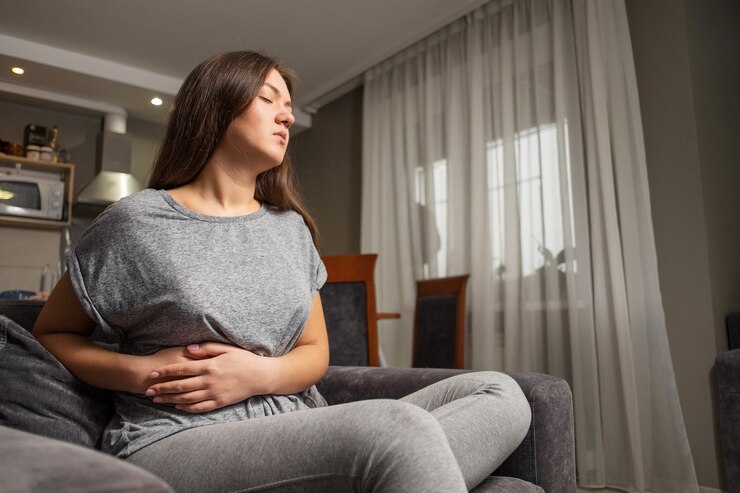 Jonge vrouw heeft pijn in rechter hypochondrium, jonge vrouw heeft buikpijn, galblaasaandoening