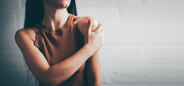 Jonge vrouw heeft schouderpijn