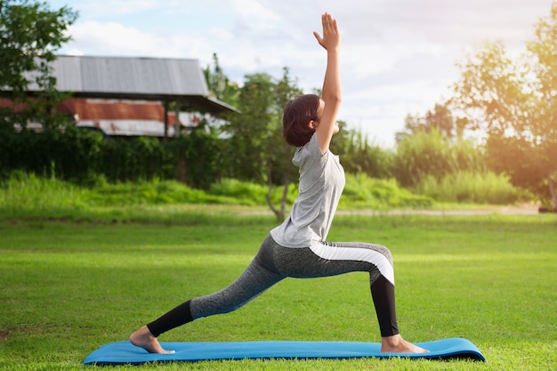 jonge vrouw het beoefenen van yoga in het park