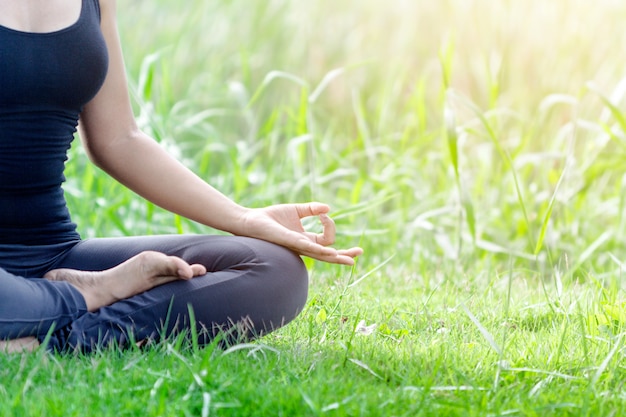 jonge vrouw het beoefenen van yoga