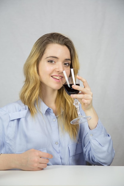 Jonge vrouw het drinken wijn