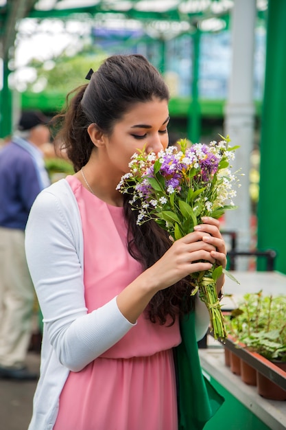 Jonge vrouw het kopen van bloemen