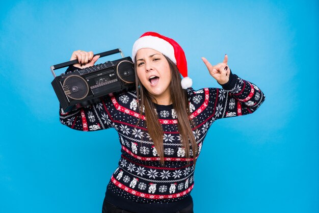 Jonge vrouw het vieren Kerstdag