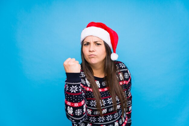 Jonge vrouw het vieren Kerstdag