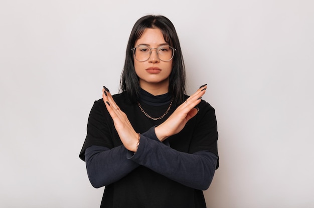 Jonge vrouw houdt de handen gekruist als een stopteken want de regel kan niet worden overtreden