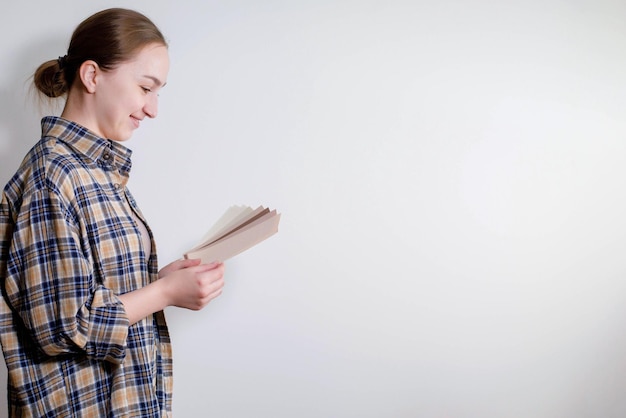 Jonge vrouw houdt in haar hand kleurverfmonsters voor de muur