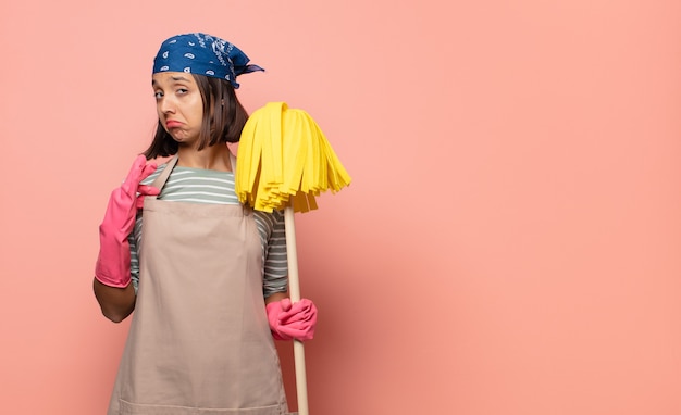 Foto jonge vrouw huishoudster op zoek arrogant, succesvol, positief en trots, wijzend naar zichzelf