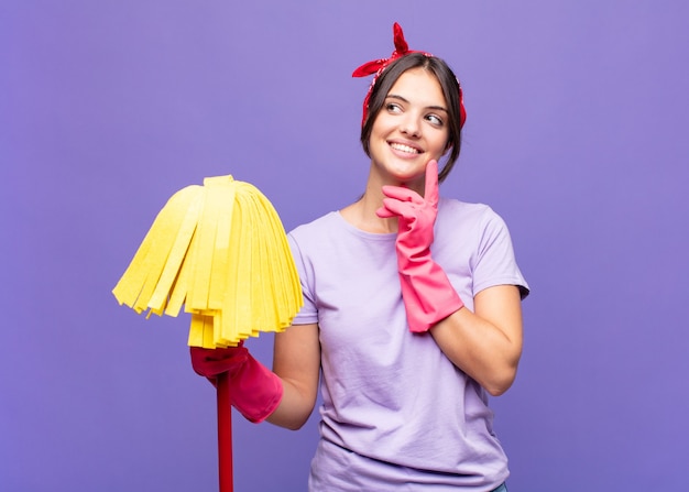 Foto jonge vrouw huishoudster