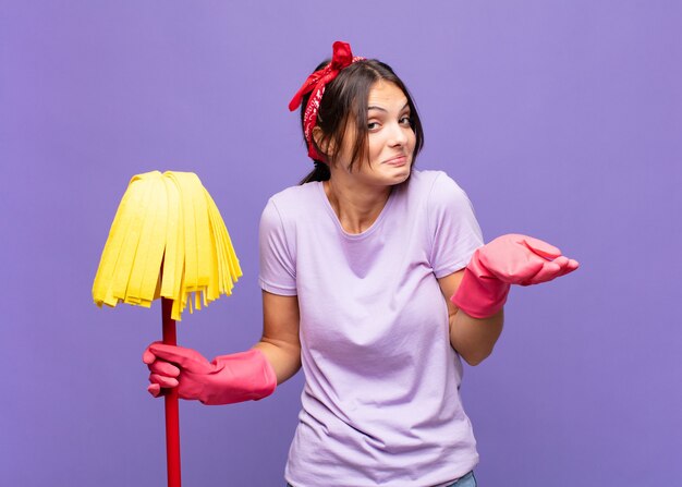 Foto jonge vrouw huishoudster