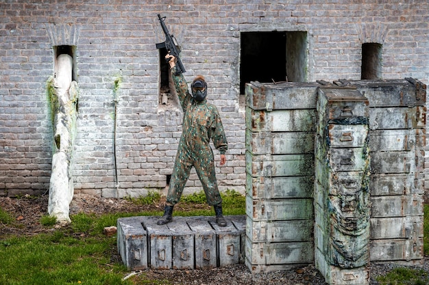 Jonge vrouw in actie tijdens het paintballen