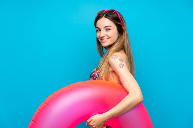 Jonge vrouw in bikini in de zomervakantie