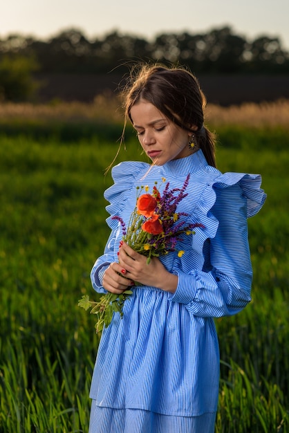 Jonge vrouw in blauw en wit gestreepte jurk