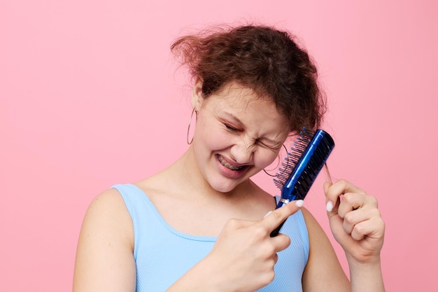 Jonge vrouw in blauwe t-shirts kam met haar emoties geïsoleerde achtergrond ongewijzigd