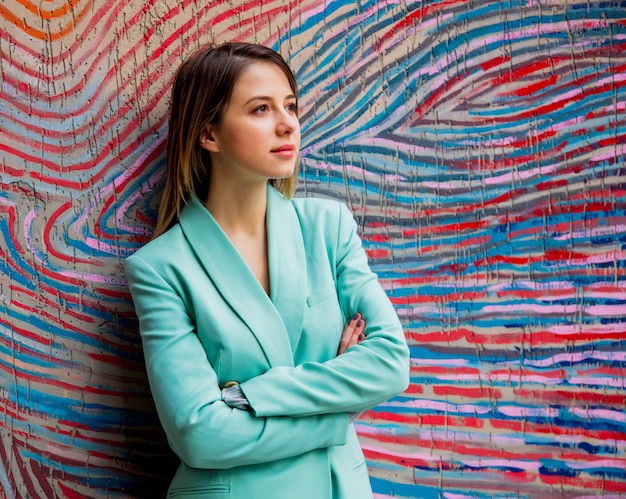 Jonge vrouw in blazer van jaren '90stijl