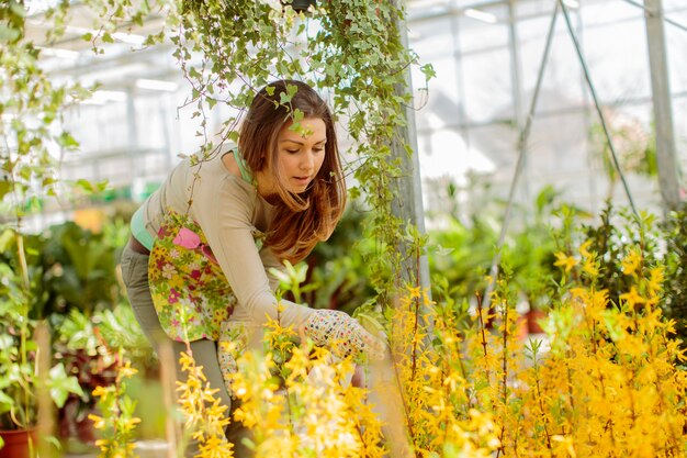 Jonge vrouw in bloementuin