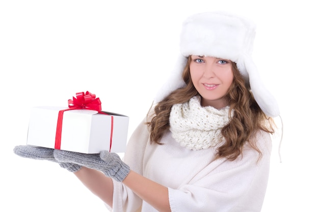 Jonge vrouw in bontmuts met cadeau geïsoleerd op witte achtergrond