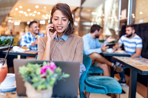 Jonge vrouw in café