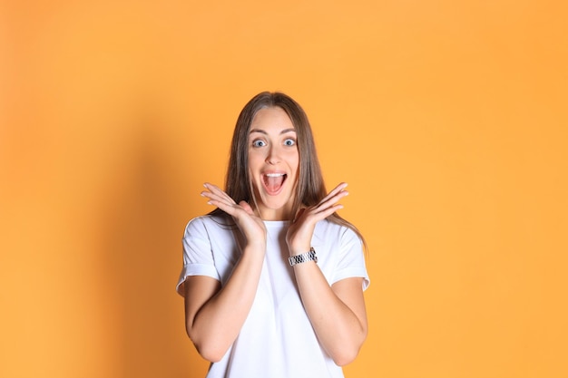 Jonge vrouw in casual kleding benieuwd en schreeuwen geïsoleerd over gele achtergrond.