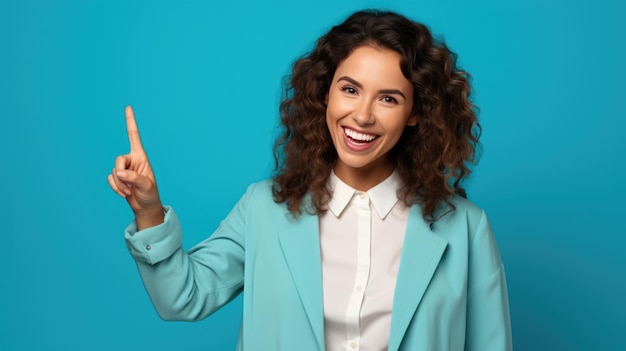 Jonge vrouw in casual kleding die met haar hand en vinger naar de zijkant wijst en naar de camera kijkt