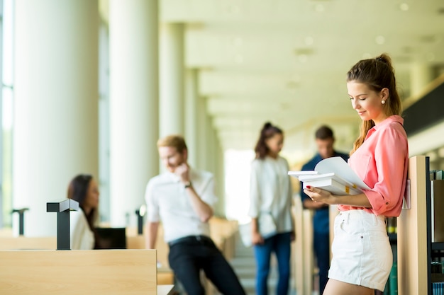 Jonge vrouw in de bibliotheek