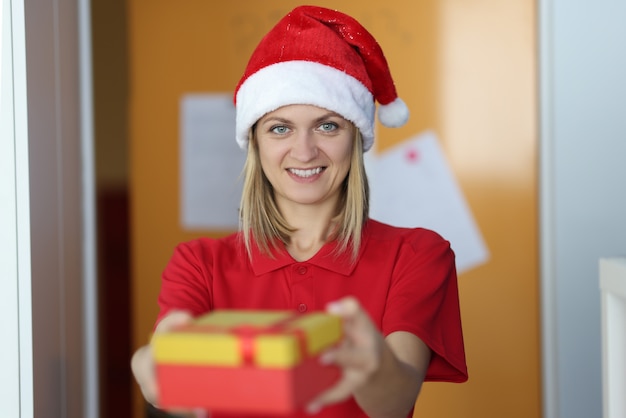 Foto jonge vrouw in de doos van de de hoedenholding van de kerstman